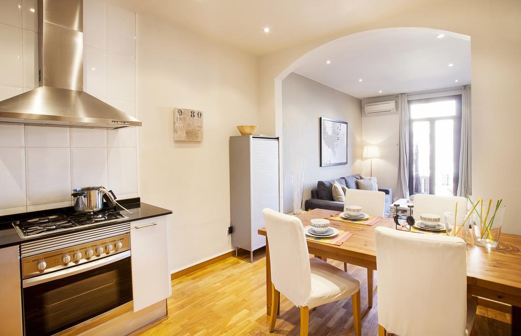 Apartments Barcelona & Home Deco Viladomat Bagian luar foto