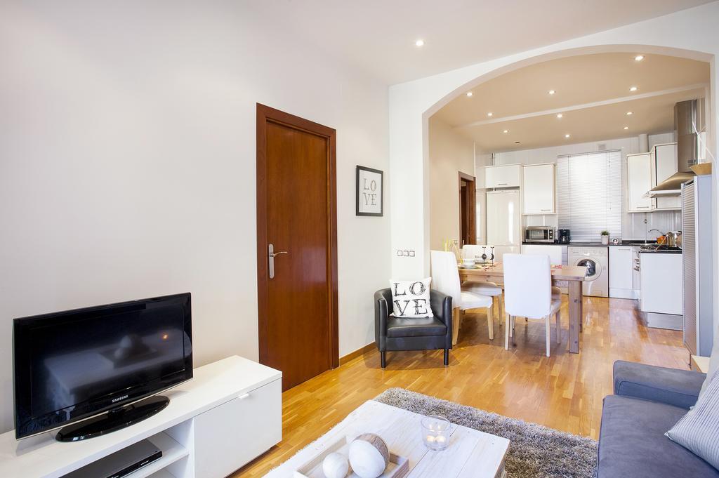 Apartments Barcelona & Home Deco Viladomat Bagian luar foto