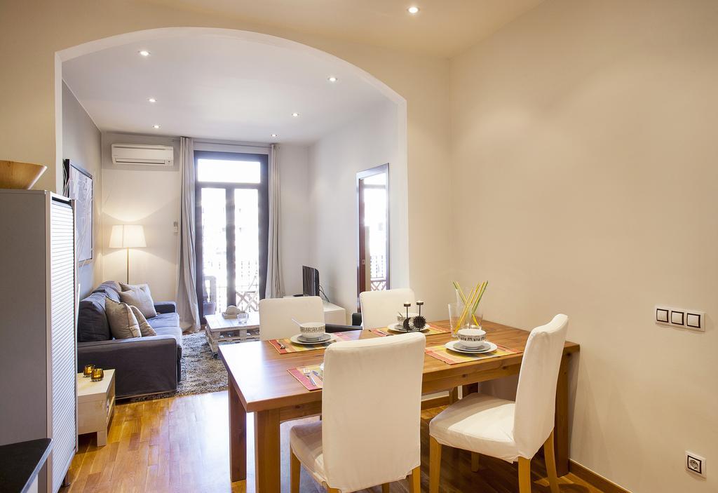 Apartments Barcelona & Home Deco Viladomat Bagian luar foto