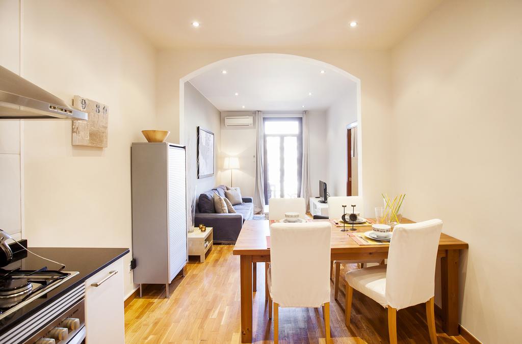 Apartments Barcelona & Home Deco Viladomat Bagian luar foto
