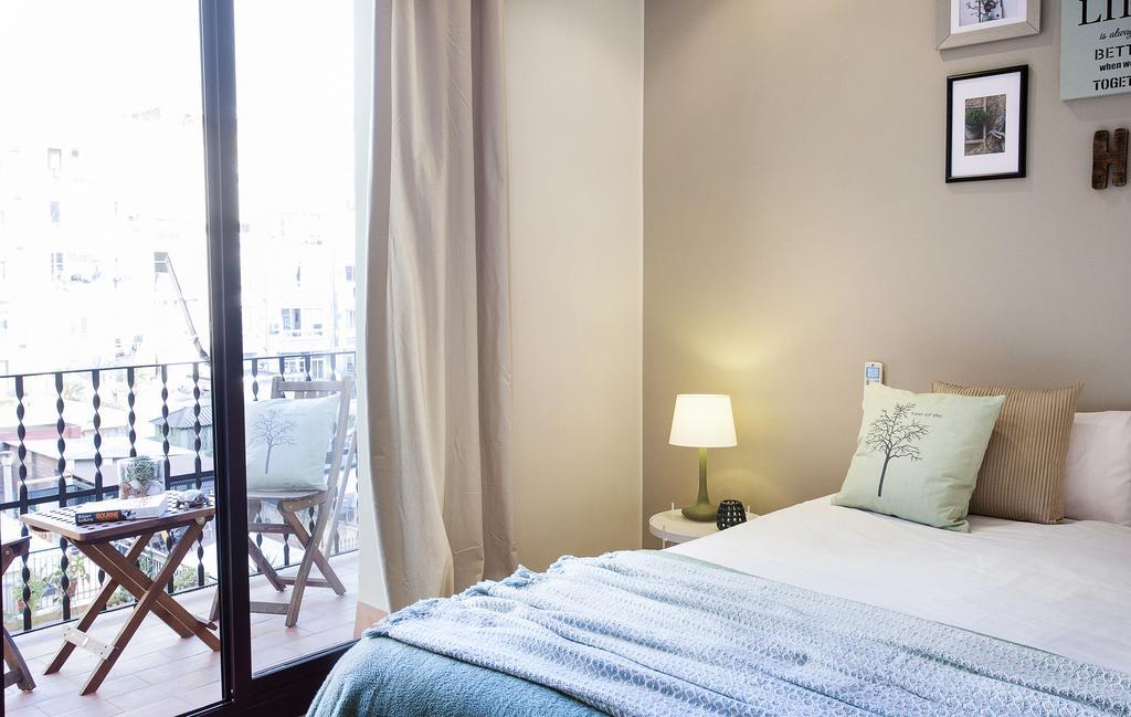 Apartments Barcelona & Home Deco Viladomat Bagian luar foto