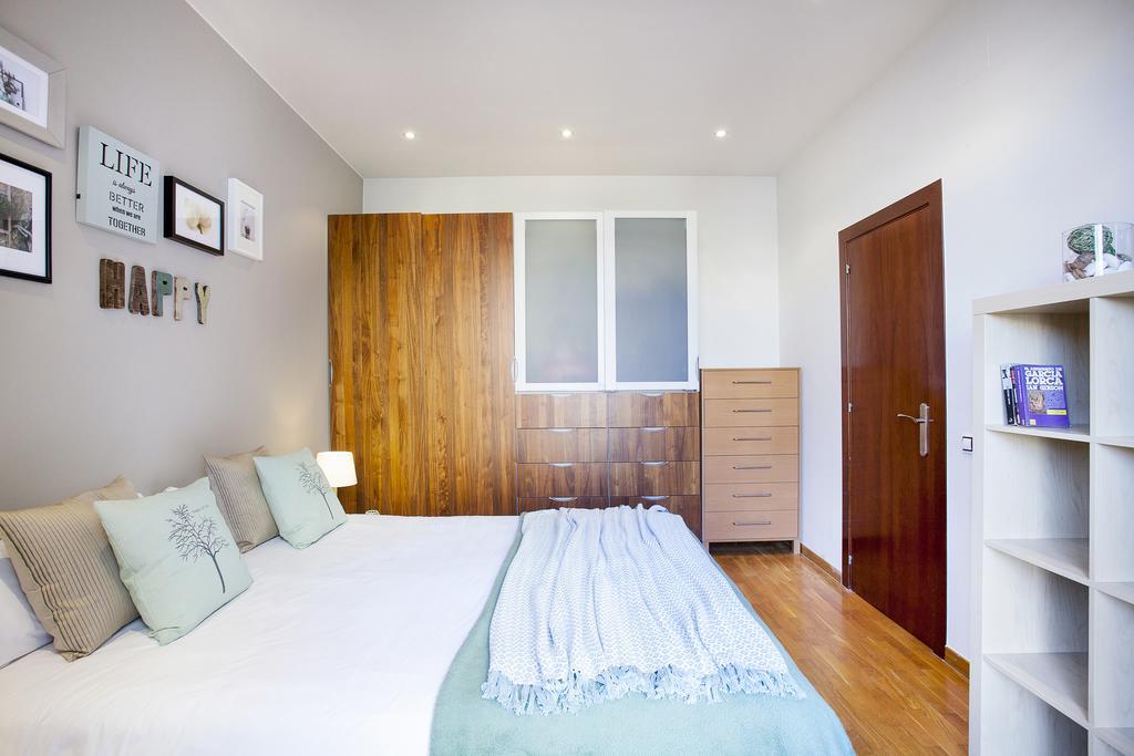Apartments Barcelona & Home Deco Viladomat Bagian luar foto