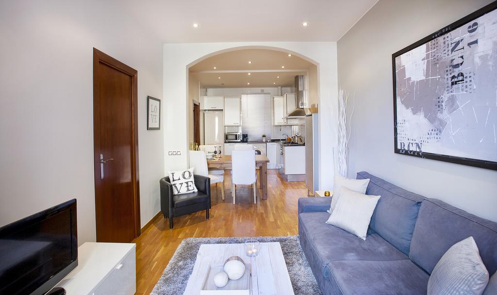 Apartments Barcelona & Home Deco Viladomat Bagian luar foto