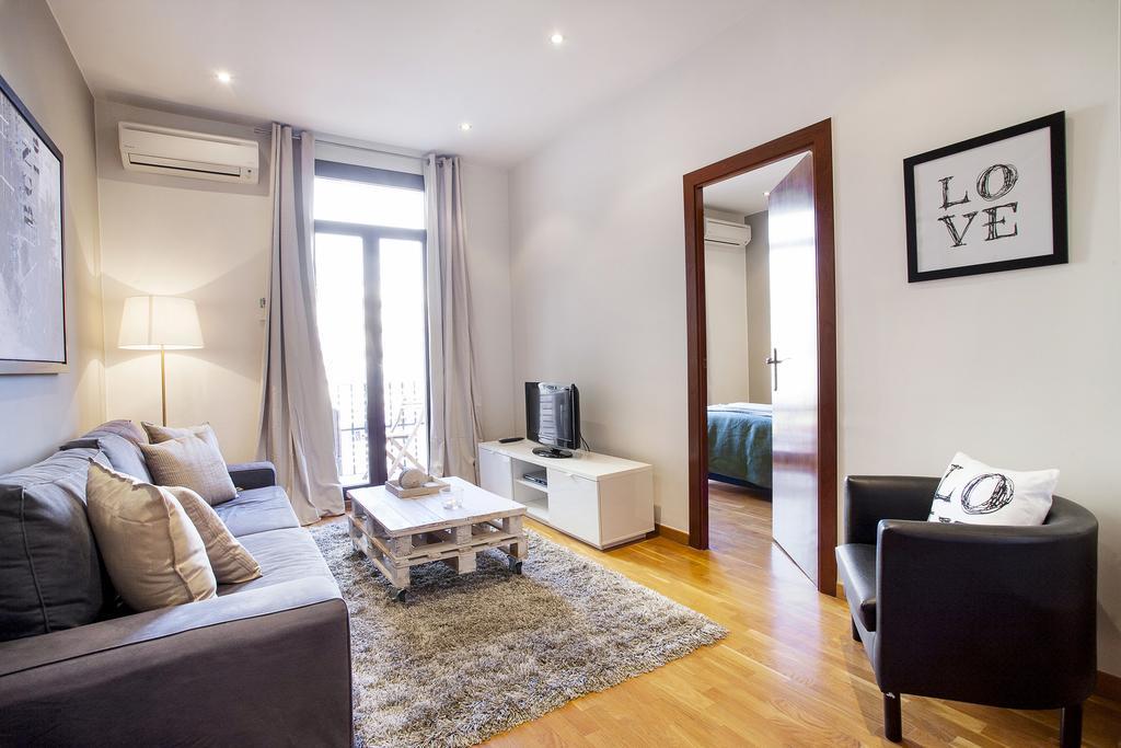 Apartments Barcelona & Home Deco Viladomat Bagian luar foto