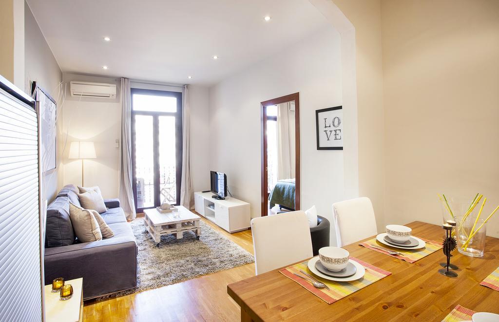 Apartments Barcelona & Home Deco Viladomat Bagian luar foto
